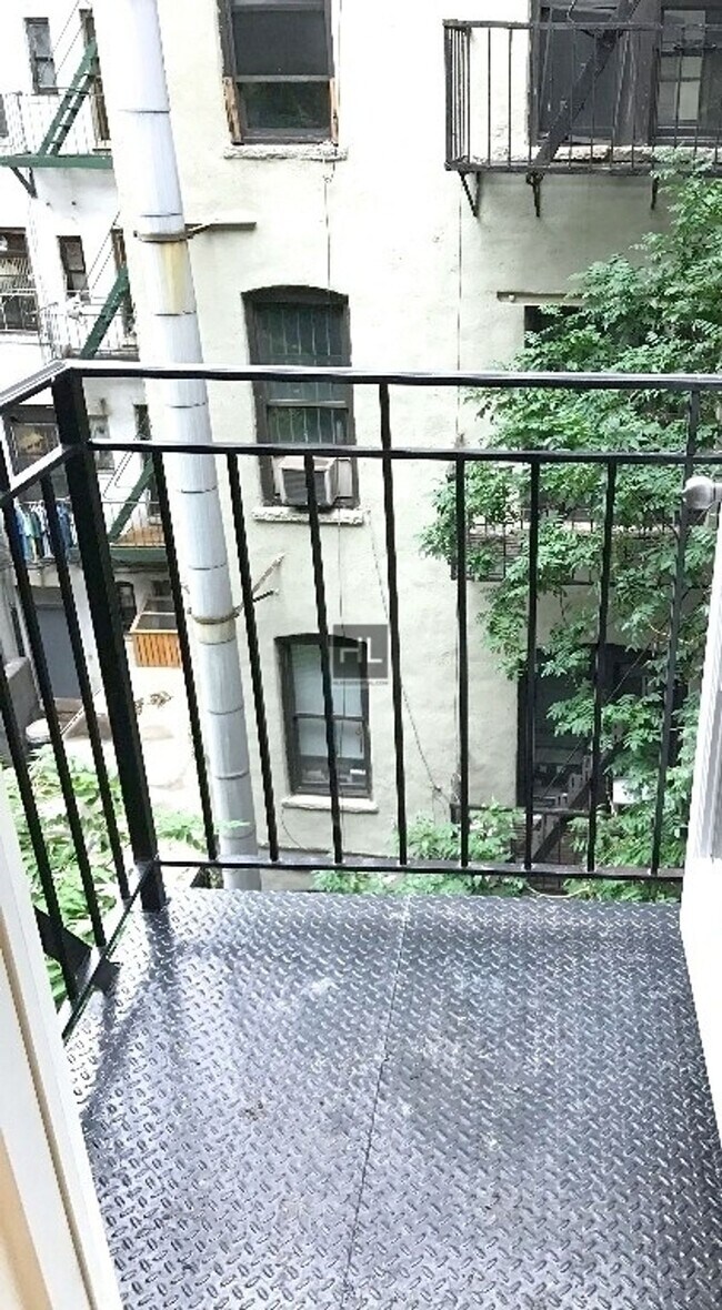 Building Photo - MOTT ST.