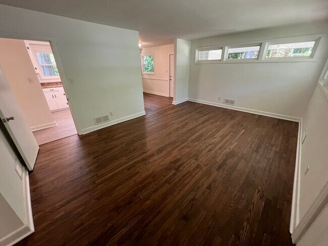 Building Photo - 320 Crestview Dr