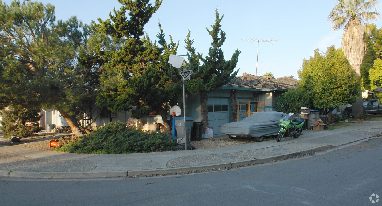 Foto del edificio - 4334 Junipero Serra Ln