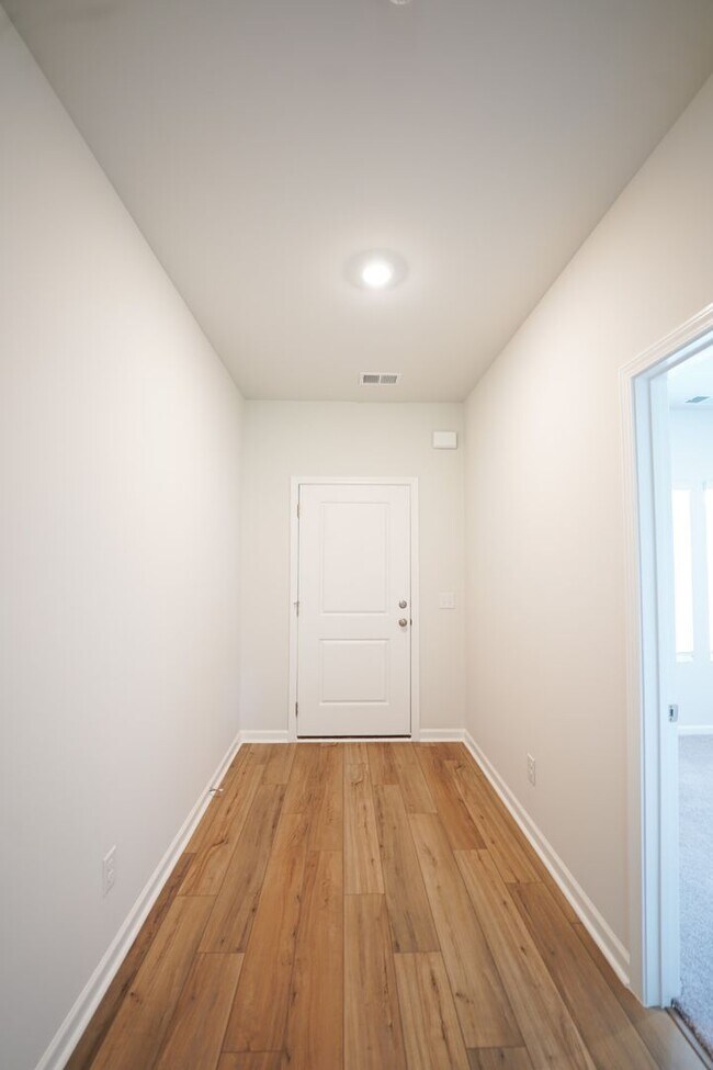 Foto del edificio - Available Soon!