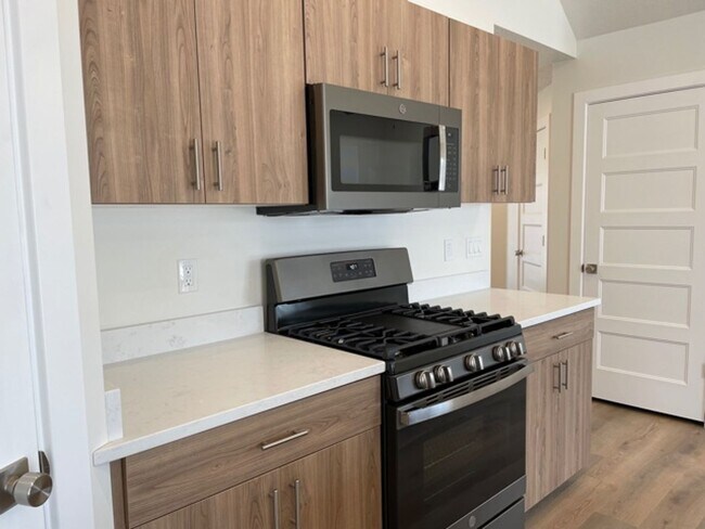 Building Photo - End unit in Cedar City