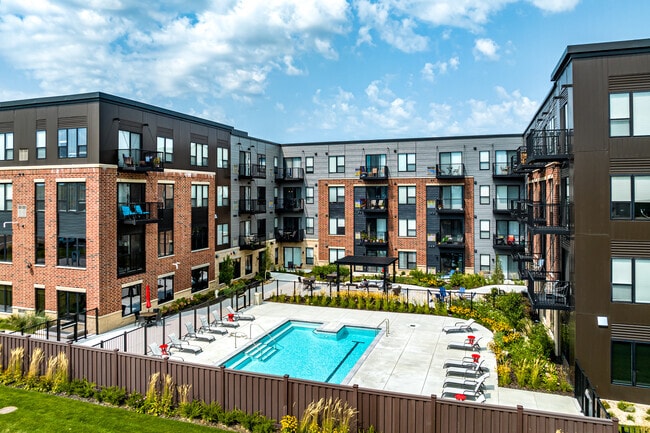 Pool Plaza (heated pool!) - Eagan Heights Apartments