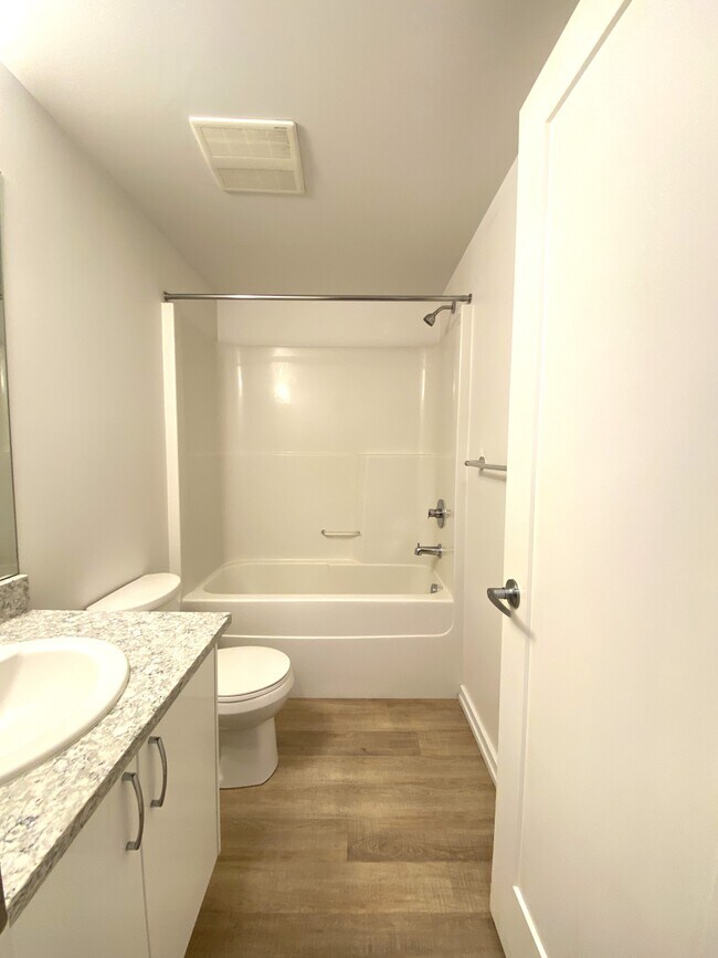 Photo du bâtiment - 450-458 8 Ave SE