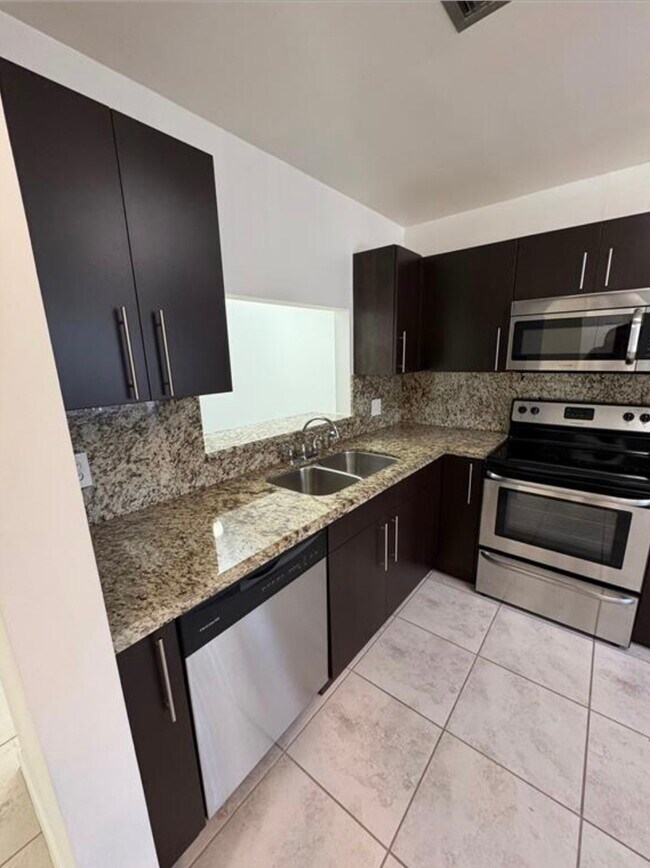 Foto del edificio - 445 Lakeview Dr
