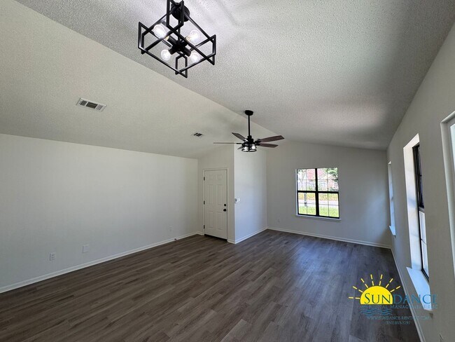 Foto del edificio - Newly Renovated 3-Bedroom Home in Hidden T...