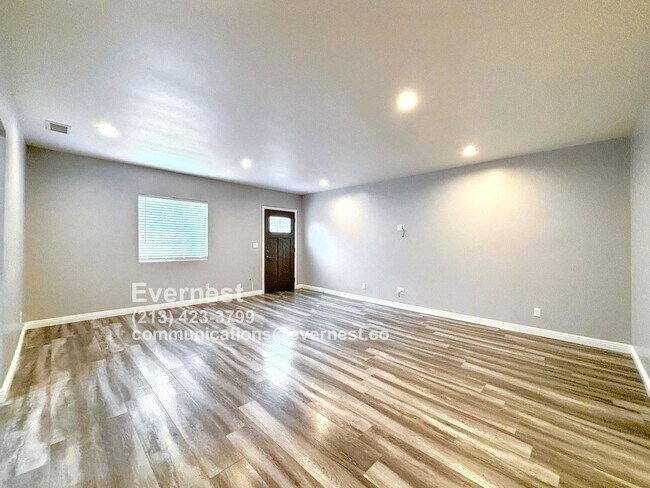 Foto del edificio - Introducing a modern 2-bedroom, 2-bathroom...