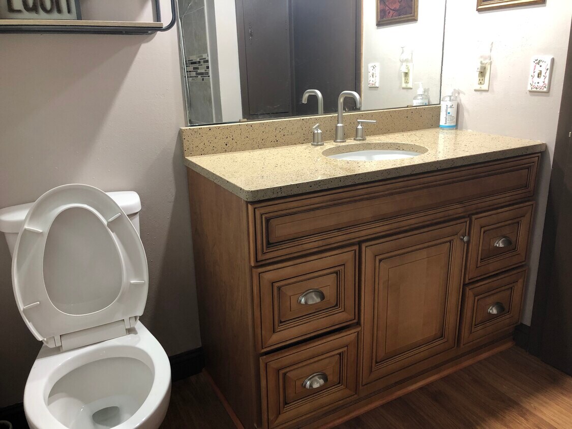 Foto principal - 8234 W Lancaster Ave