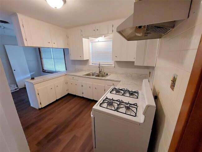 Building Photo - 206 Midway Dr