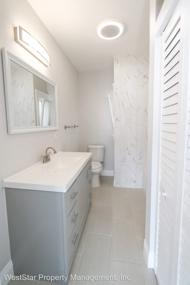 Foto del edificio - 328 W 8th St