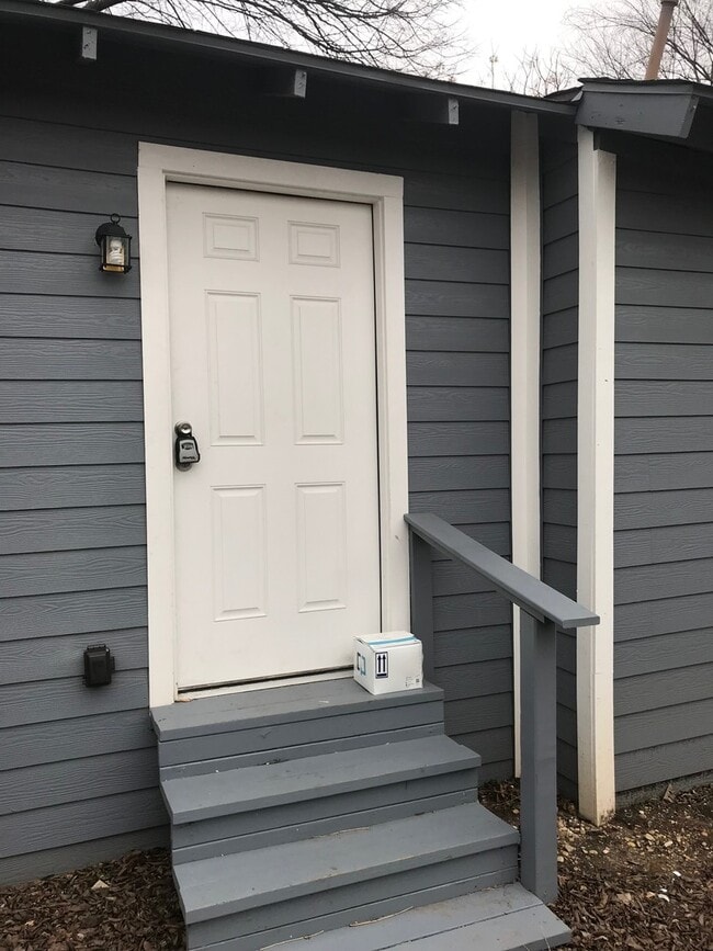 Building Photo - 512 Graham Ave