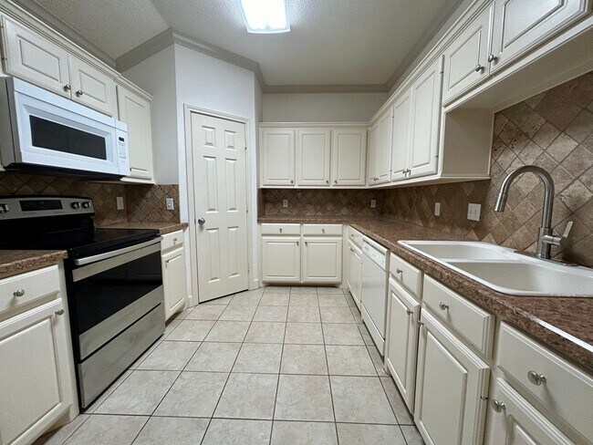 Foto del edificio - Charming & Spacious Garden Home Located In...