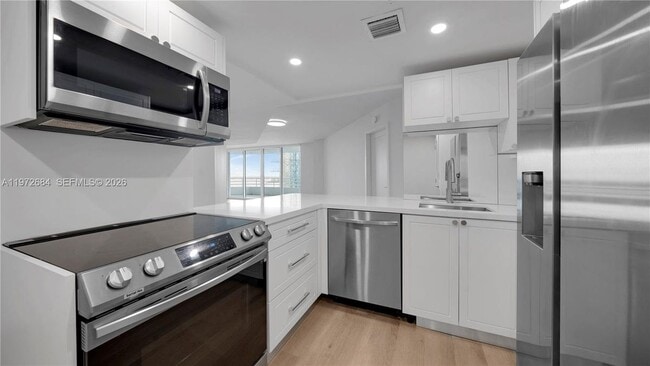 Foto del edificio - 555 NE 34th St