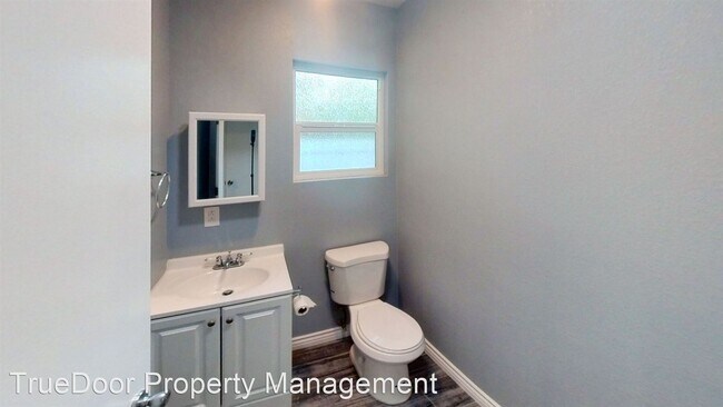 Building Photo - 1 br, 1.5 bath House - 150 W. Olive St.