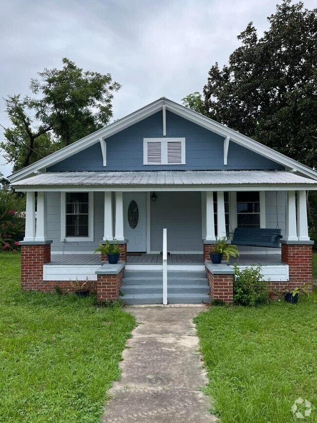 Building Photo - 145 Live Oak Ave W
