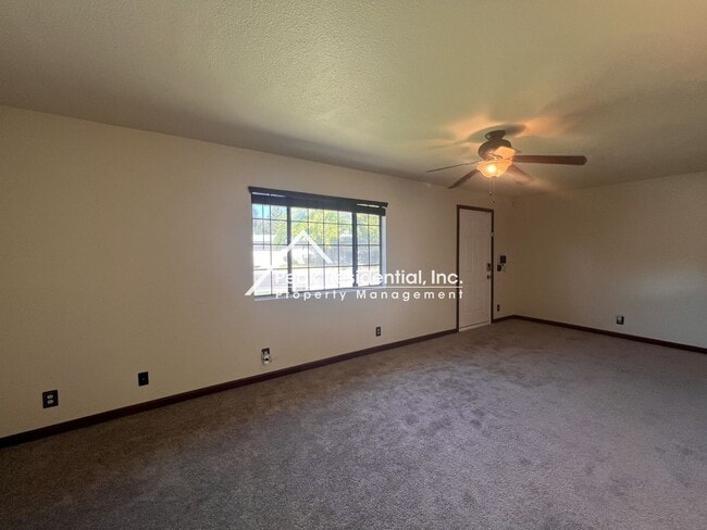Building Photo - 5546 Cranbrook Way