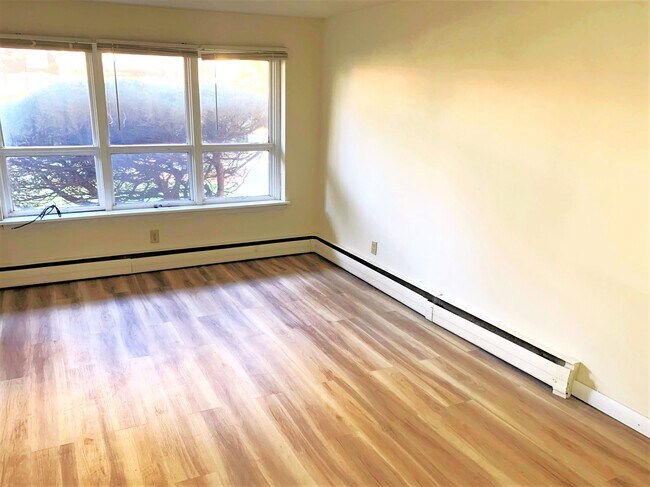 New Flooring - 405 Palomino Ln