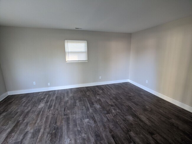Building Photo - Spacious 3 bed 1 bath home in Indianapolis!