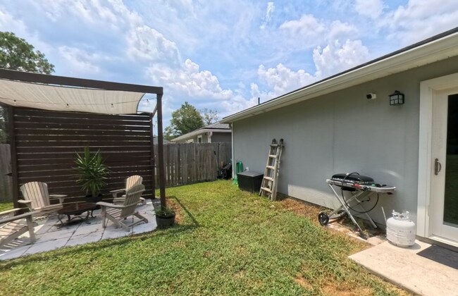 Building Photo - "Charming 3-Bed, 2-Bath Home Oasis in Jacksonville's Heart!"