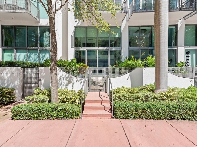 Building Photo - 6000 Collins Ave