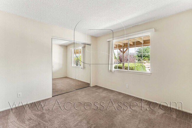 Foto del edificio - Beautiful 3 Bed/ 2 Bath Home With A Horses...