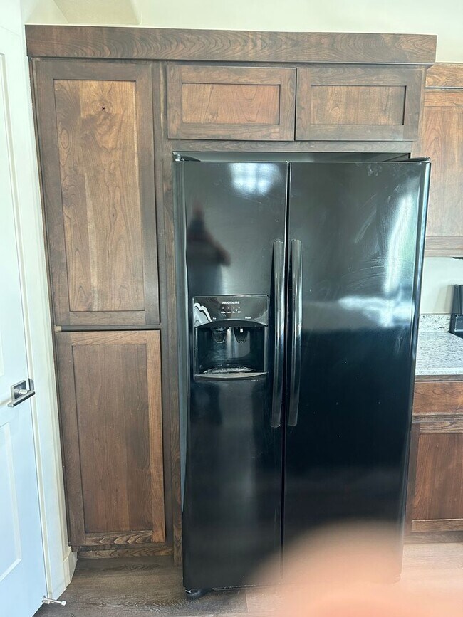 Foto del edificio - BEAUTIFUL TOWNHOME!