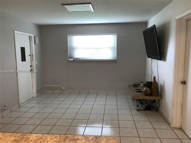 Foto del edificio - 1545 NE 128th St