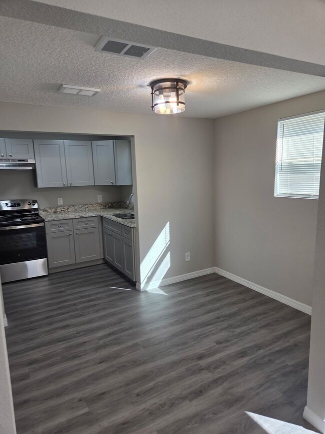 Building Photo - Cozy 3 bedroom 2 bath home in quiet neighborhood