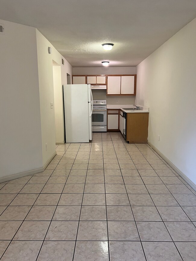 Vestidor, sala de estar, cocina de concepto abierto. - 145 Lullwater Dr