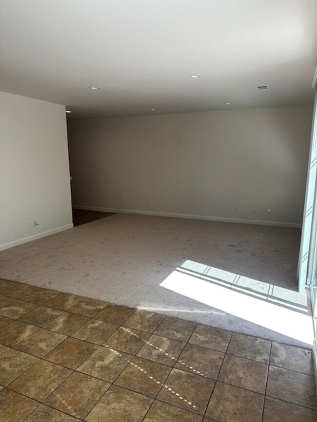 Building Photo - Spacious 3bd/2.5ba Condo w/ Two Car Garage
