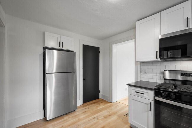 Foto del edificio - AVAILABLE OCT 1ST! Renovated 1-bedroom apartment in the HIGHLY DESIRABLE DORMONT neighborhood!