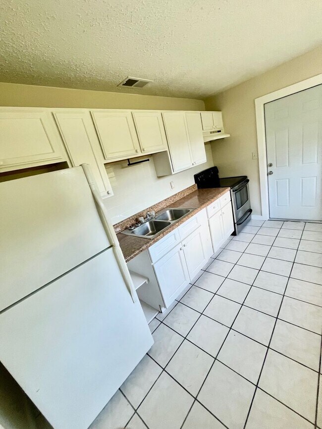 Foto del edificio - HUGE 3BR/1BA Dade City Home w/Large Bedrooms; NO APPLICATION FEE!!