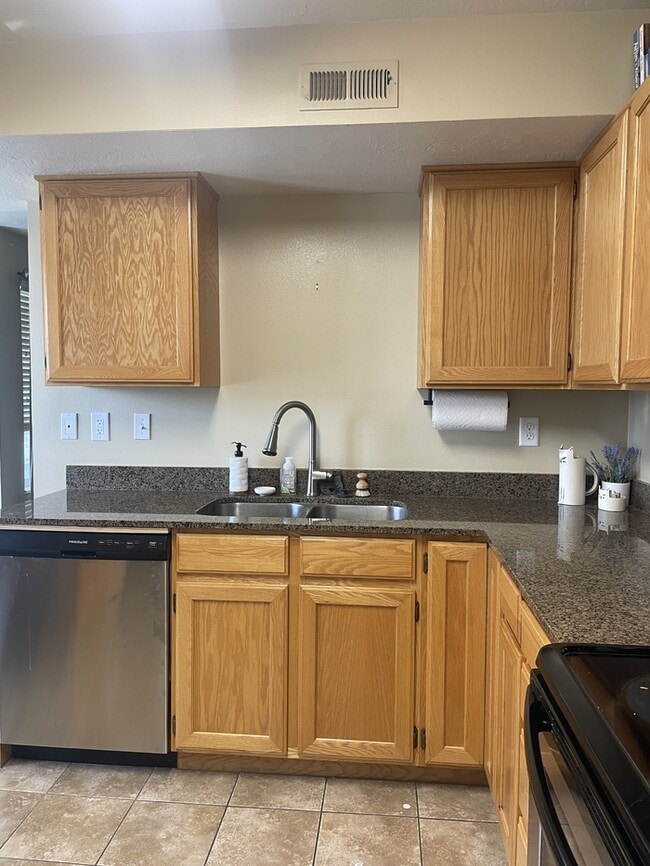 Building Photo - Murray Condo