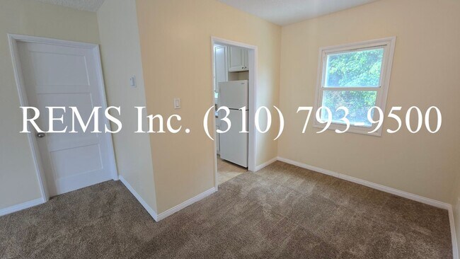 Foto del edificio - Bright Upstairs 1 Bedroom Apartment w/ Shared Garage Parking