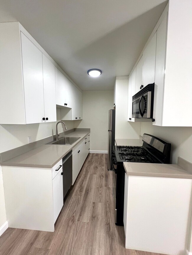 Building Photo - 2408 Ocean Park Pl S