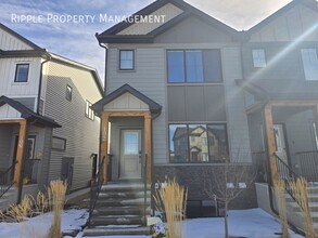 Building Photo - 102 Silverton Glen Gate SW