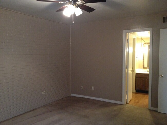 Foto del edificio - Village Green Townhouse for Lease!