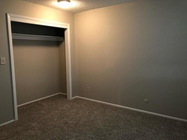 Building Photo - BEAUTIFUL REMODEL CLOSE TO EVERYTHING!!