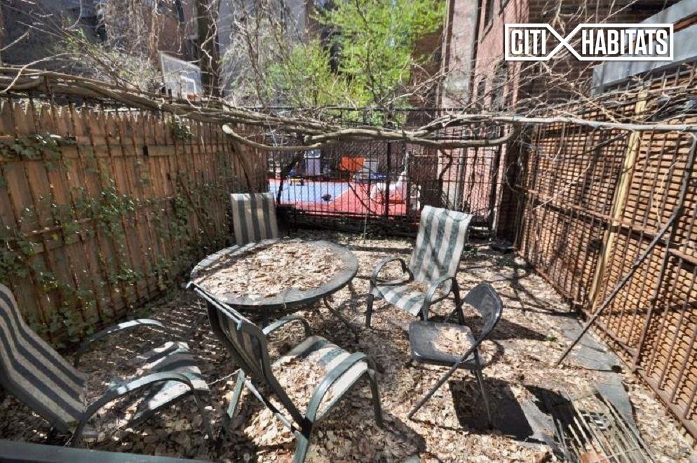Foto del edificio - 272 W 77th St