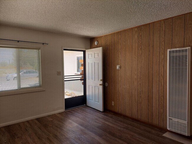 Building Photo - 1037 W Willow Ave