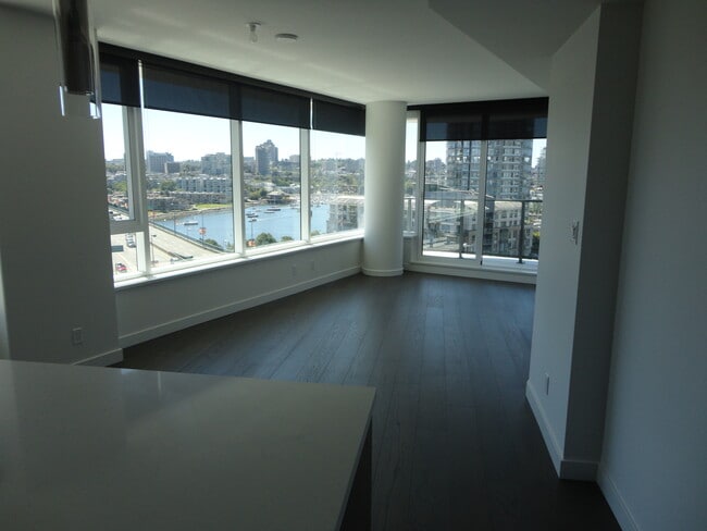 Building Photo - 68 Smithe St