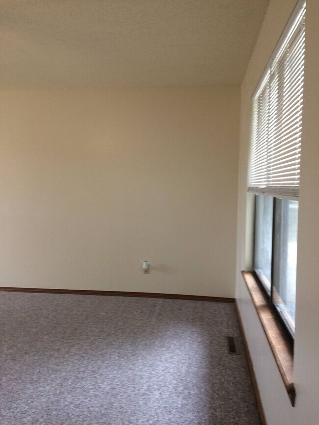 Building Photo - 3 Bedroom Ranch Nixa-Available to view now