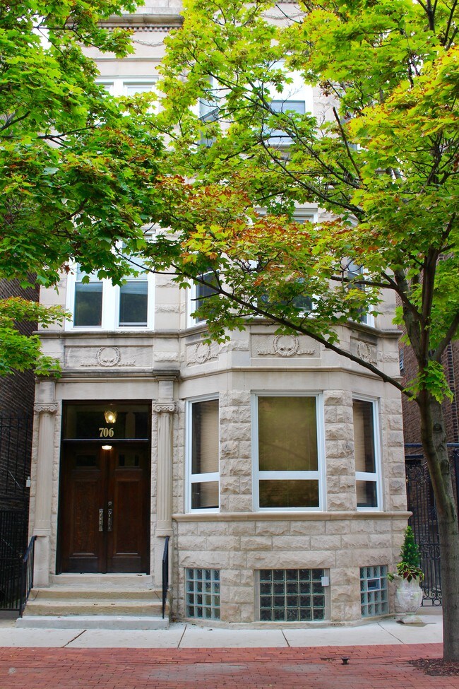Building Photo - 706 S Laflin St