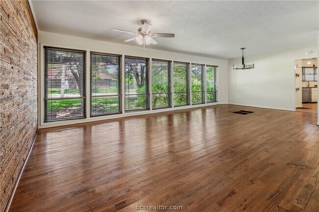 Building Photo - 1101 Walton Dr