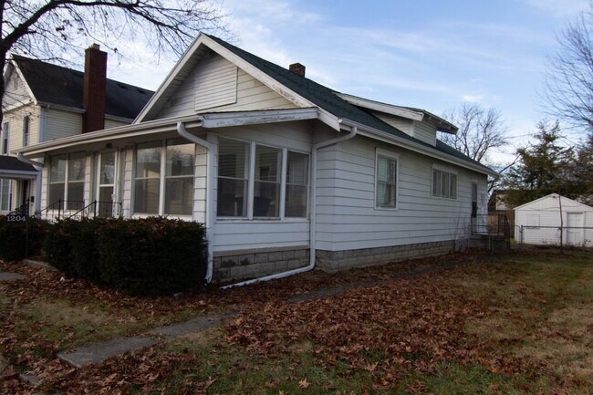 Building Photo - 1204 W Spencer Ave