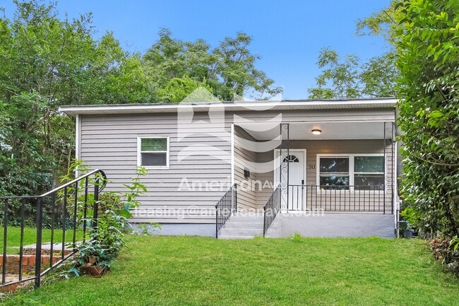 Building Photo - 743 Katherine St