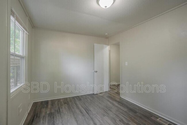 Foto del edificio - 811 NE 46th St