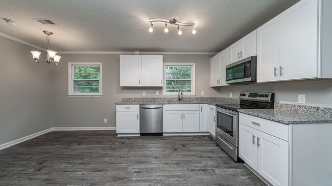 Building Photo - Newly Renovated 3 bed/2 bath