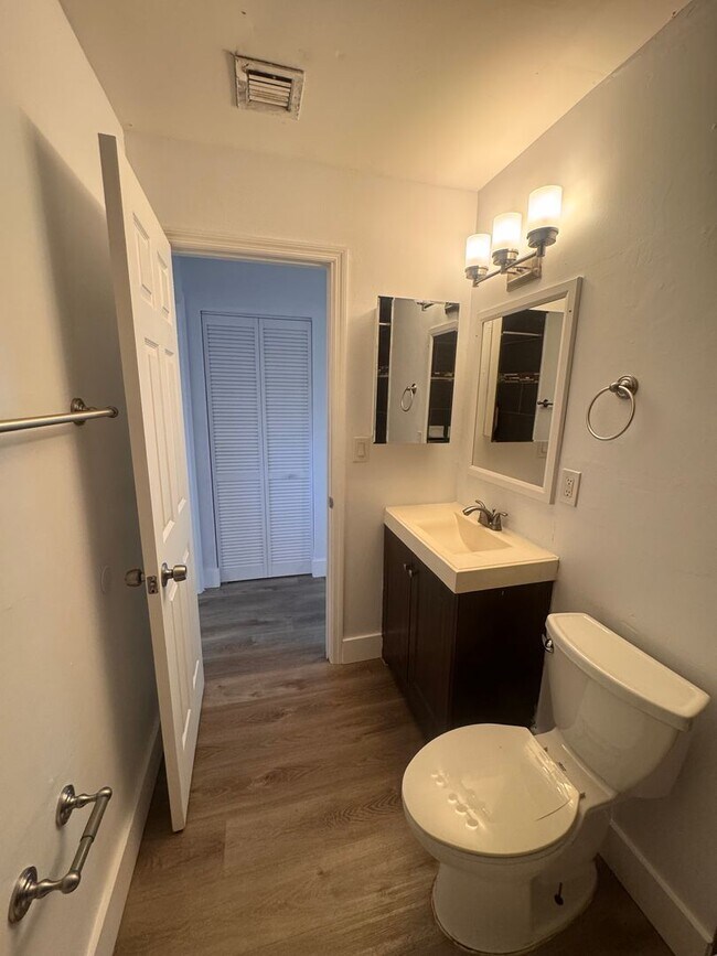Foto del edificio - Charming 2 Bedroom with Garage  … (flexibl...
