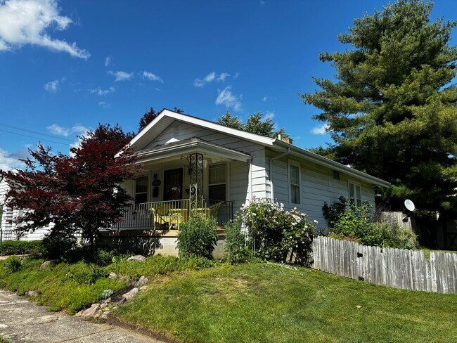 Building Photo - Small Home with Historic Character and Bea...