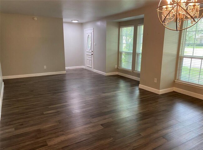 Foto del edificio - 10301 Briar Forest Dr